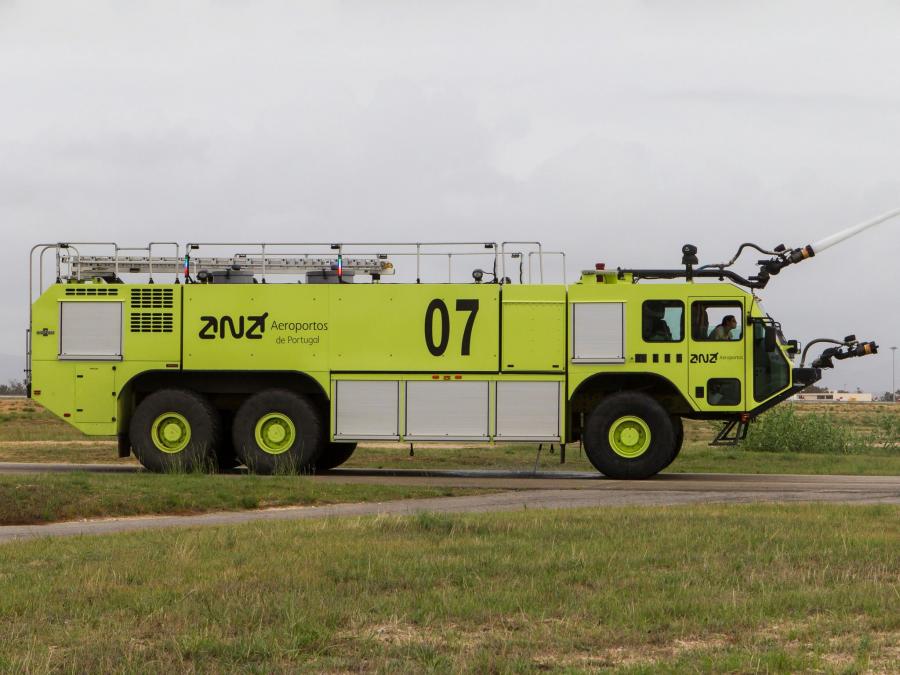  Oshkosh Striker 3000 ARFF 2002 года  (фото 8 из 17)